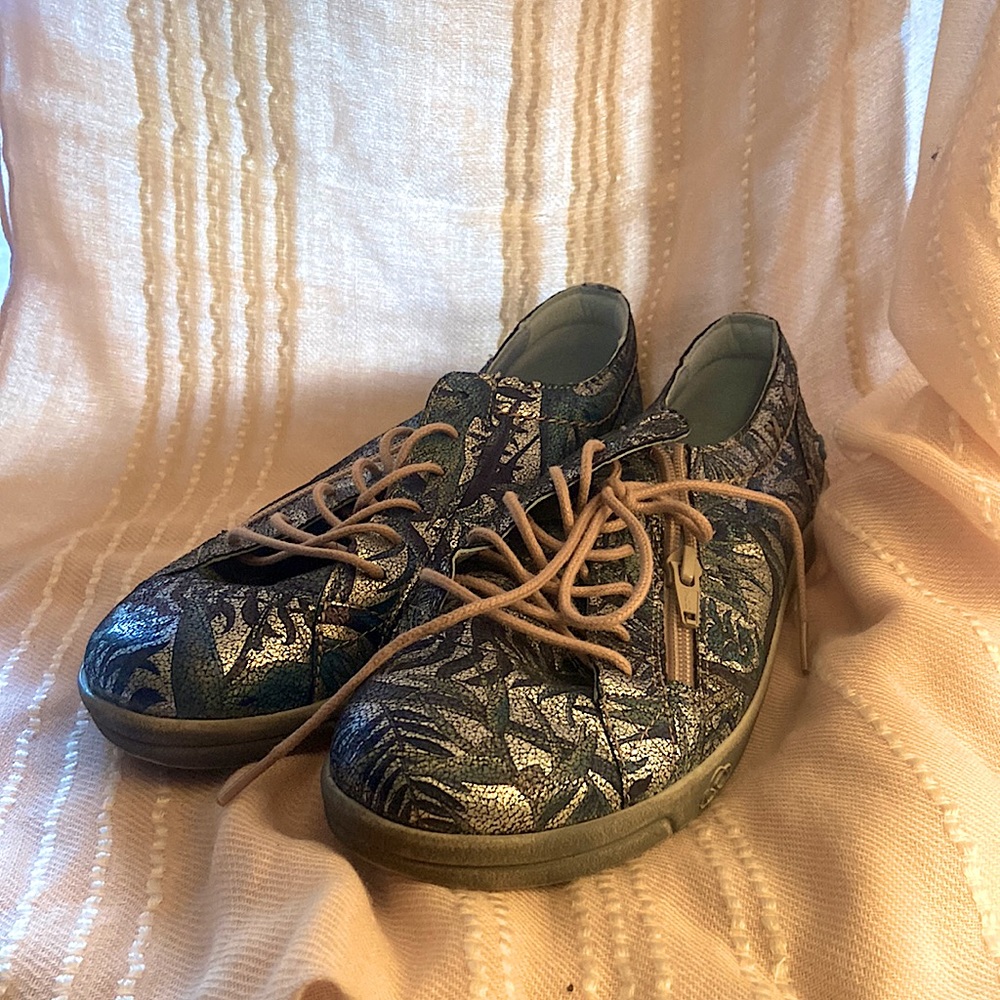 Gorgeous blue patterned shoes